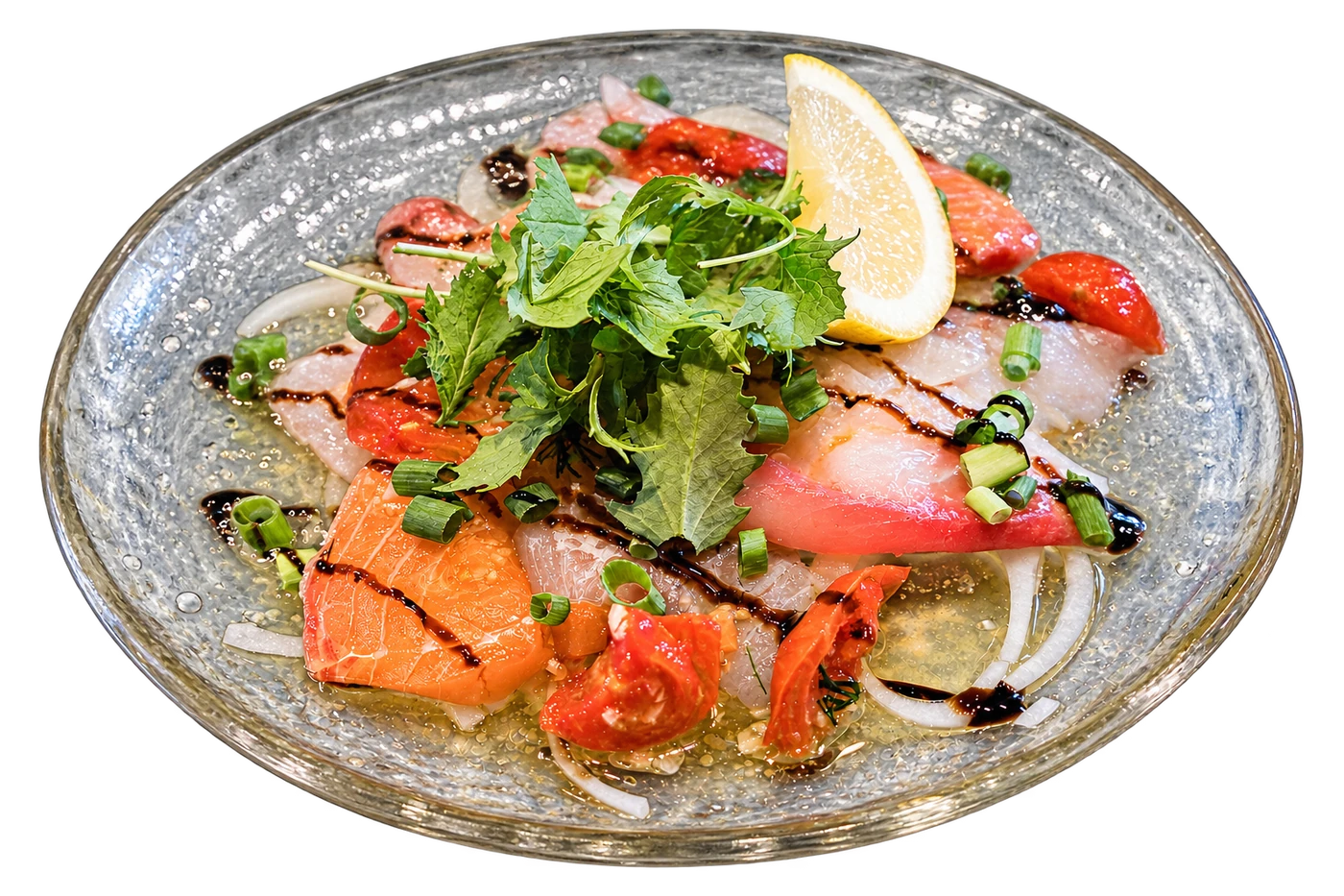 鮮魚と彩り野菜を盛り付けたカルパッチョ